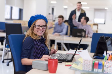 Téléchargez les photos : Démarrage d'entreprise, femme travaillant sur ordinateur portable - en image libre de droit
