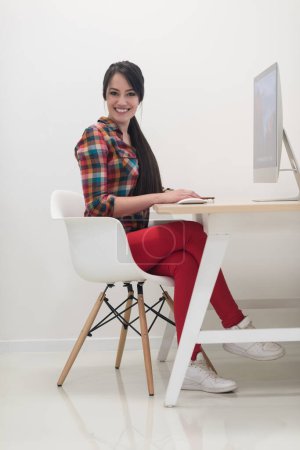 Téléchargez les photos : Démarrage d'entreprise, femme travaillant sur ordinateur de bureau - en image libre de droit