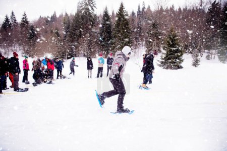Téléchargez les photos : Groupe de jeunes ayant une compétition de course le jour de l'hiver - en image libre de droit