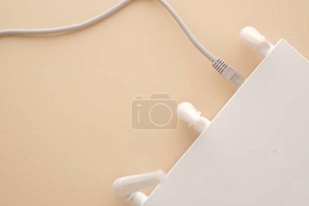 Téléchargez les photos : "Routeur Wi-Fi avec câbles sur la table" - en image libre de droit