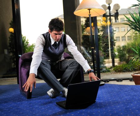 Téléchargez les photos : Jeune adulte travaillant sur ordinateur portable - en image libre de droit