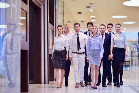Foto de Grupo de empresarios caminando en la oficina moderna, fondo concepto de negocio - Imagen libre de derechos