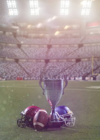 Foto de Primer plano del fútbol americano, cascos y trofeos - Imagen libre de derechos