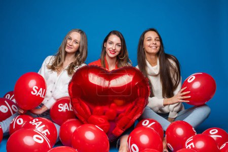 Téléchargez les photos : Beautiful girls with sale air balloons and heart balloon. - en image libre de droit