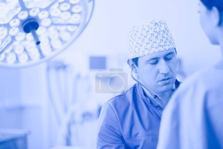 Téléchargez les photos : Homme chirurgien au travail en salle d'opération - en image libre de droit