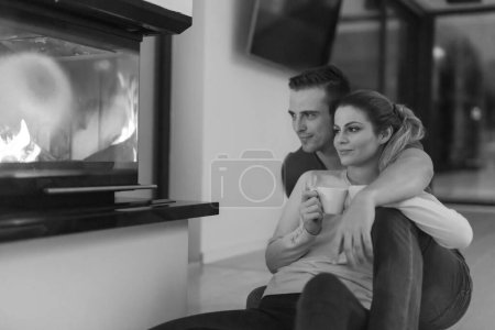 Téléchargez les photos : "couple heureux devant la cheminée
" - en image libre de droit