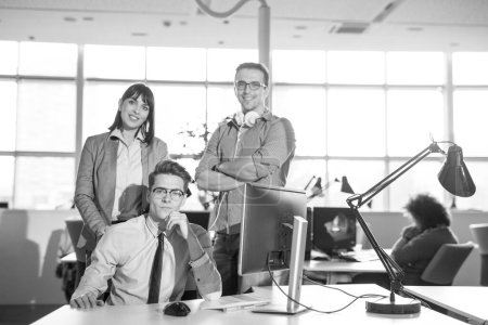 Téléchargez les photos : Portrait d'une équipe d'affaires à une réunion - en image libre de droit