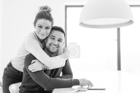 Téléchargez les photos : "Couple câlins dans leur nouvelle maison
" - en image libre de droit