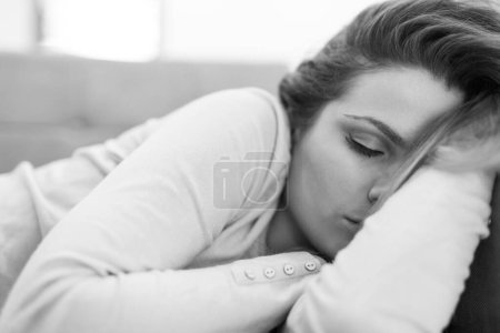 Téléchargez les photos : Jeune femme dormant sur canapé - en image libre de droit