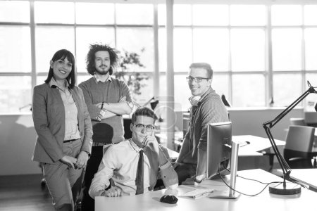 Téléchargez les photos : Portrait d'une équipe d'affaires à une réunion - en image libre de droit