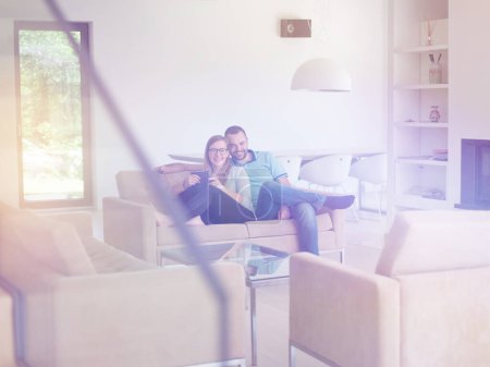 Téléchargez les photos : Couple relaxant dans le salon - en image libre de droit