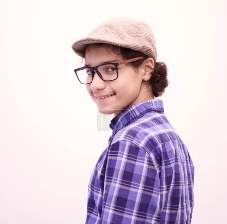 Foto de Retrato de adolescente árabe de aspecto inteligente con gafas - Imagen libre de derechos