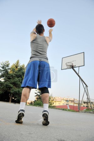 Téléchargez les photos : Joueur de basket pendant le match - en image libre de droit
