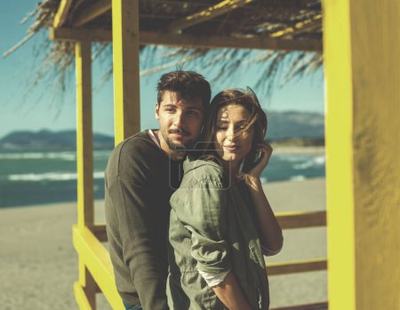 Téléchargez les photos : Couple chating et avoir du plaisir au bar de la plage - en image libre de droit