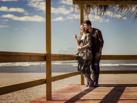 Téléchargez les photos : Couple bavarder et s'amuser au bar de la plage - en image libre de droit