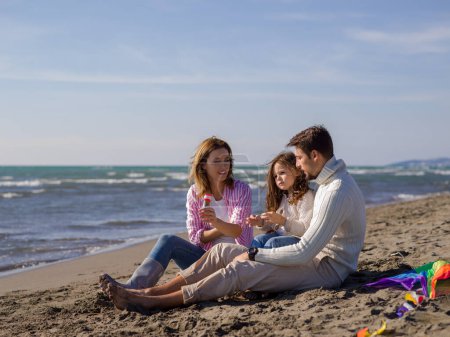Téléchargez les photos : Jeune famille profitant de vacances pendant la journée d'automne - en image libre de droit