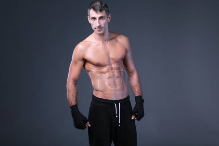 Téléchargez les photos : Portrait d'emballage à la main moitié boxer nu
. - en image libre de droit