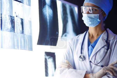 Téléchargez les photos : Image de femme séduisante médecin regardant les résultats des rayons X. - en image libre de droit