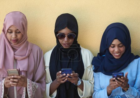 Téléchargez les photos : Groupe multiethnique de gens d'affaires de démarrage utilisant des téléphones intelligents - en image libre de droit