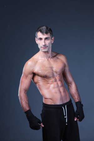 Téléchargez les photos : Portrait d'emballage à la main moitié boxer nu
. - en image libre de droit