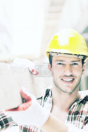 Téléchargez les photos : Travailleur acharné sur chantier - en image libre de droit