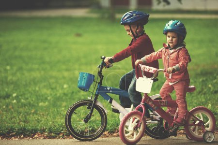 Téléchargez les photos : Garçon et fille avec vélo - en image libre de droit