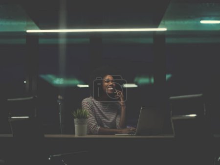 Téléchargez les photos : Noir femme d'affaires en utilisant un ordinateur portable dans le bureau de démarrage - en image libre de droit