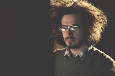 Foto de "hombre trabajando en la computadora en la oficina oscura
" - Imagen libre de derechos