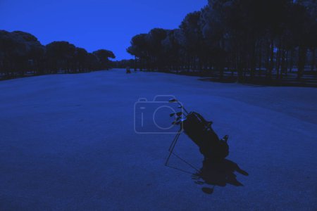 Téléchargez les photos : Sac de golf sur le parcours - en image libre de droit
