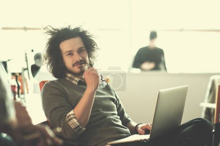 Foto de Hombre de negocios que trabaja con un ordenador portátil en la oficina de inicio - Imagen libre de derechos