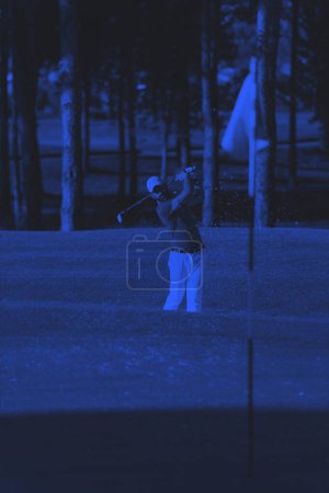 Foto de Golfista profesional golpeando un tiro bunker de arena - Imagen libre de derechos