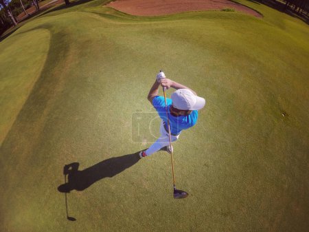 Foto de Vista superior del jugador de golf golpeando tiro - Imagen libre de derechos