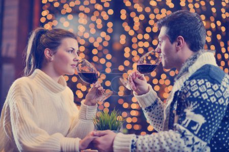 Téléchargez les photos : Jeune couple ayant un rendez-vous romantique soir - en image libre de droit