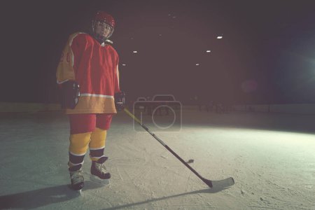 Foto de Adolescente chica de hockey sobre hielo jugador retrato - Imagen libre de derechos