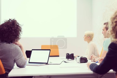 Téléchargez les photos : Startup Business Team à une réunion dans un immeuble de bureaux de nuit moderne - en image libre de droit