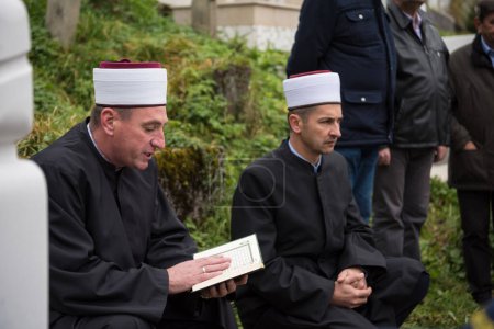 Foto de Libro sagrado quran lectura por imán en funeral islámico - Imagen libre de derechos
