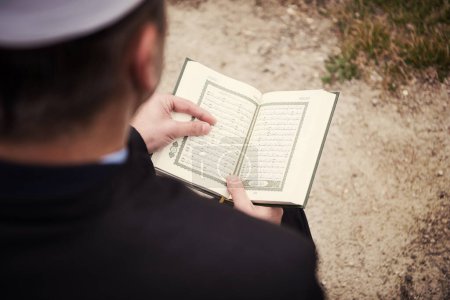 Foto de Libro sagrado quran lectura por imán en funeral islámico - Imagen libre de derechos