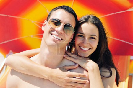 Téléchargez les photos : Heureux couple amusez-vous sur la plage - en image libre de droit