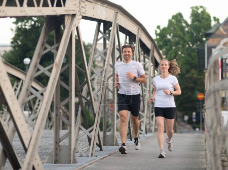 Téléchargez les photos : Couple jogging dans la ville - en image libre de droit