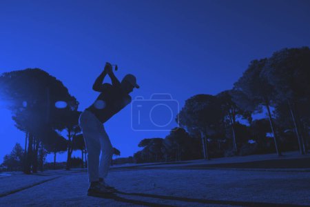 Téléchargez les photos : Joueur de golf frappant coup - en image libre de droit