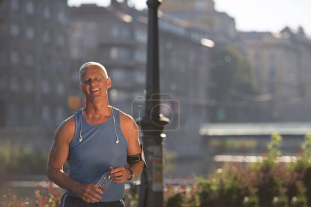 Foto de Retrato de hombre jogging alto guapo - Imagen libre de derechos