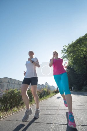 Téléchargez les photos : Deux amies jogging - en image libre de droit