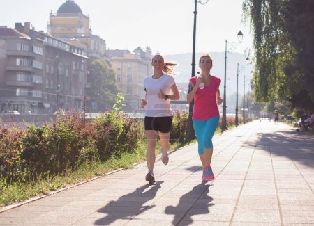 Téléchargez les photos : Deux amies jogging - en image libre de droit