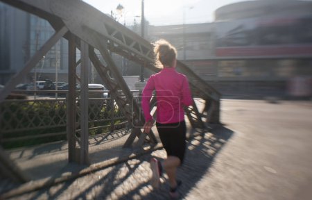 Téléchargez les photos : Femme sportive jogging le matin - en image libre de droit