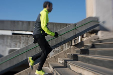 Téléchargez les photos : Homme jogging sur les marches - en image libre de droit