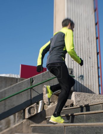 Téléchargez les photos : Homme jogging sur les marches - en image libre de droit