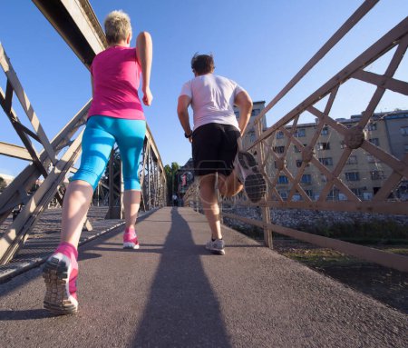 Téléchargez les photos : Couple jogging dans la ville - en image libre de droit
