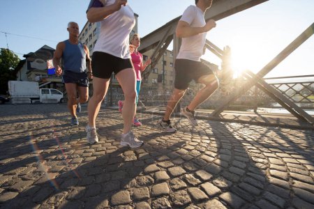 Téléchargez les photos : Groupe de personnes jogging - en image libre de droit