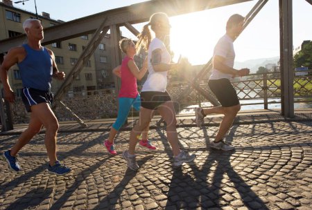 Téléchargez les photos : Groupe de personnes jogging - en image libre de droit
