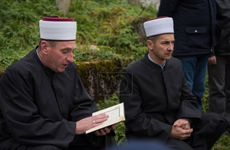 Téléchargez les photos : Lecture du livre sacré de Coran par l'imam sur les funérailles islamiques - en image libre de droit